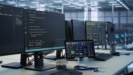 Более 90% компаний в РФ планируют строить SOC с подрядчиками