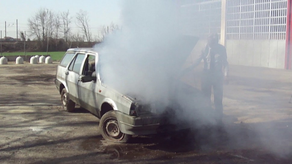 Layta: Тушение автомобиля с помощью огнетушителя «ПРОТЕКТ»