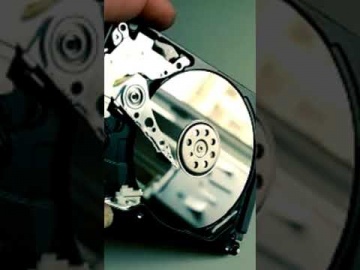 1С:Пирог: Что внутри старого жесткого диска HDD (#shorts) - видео